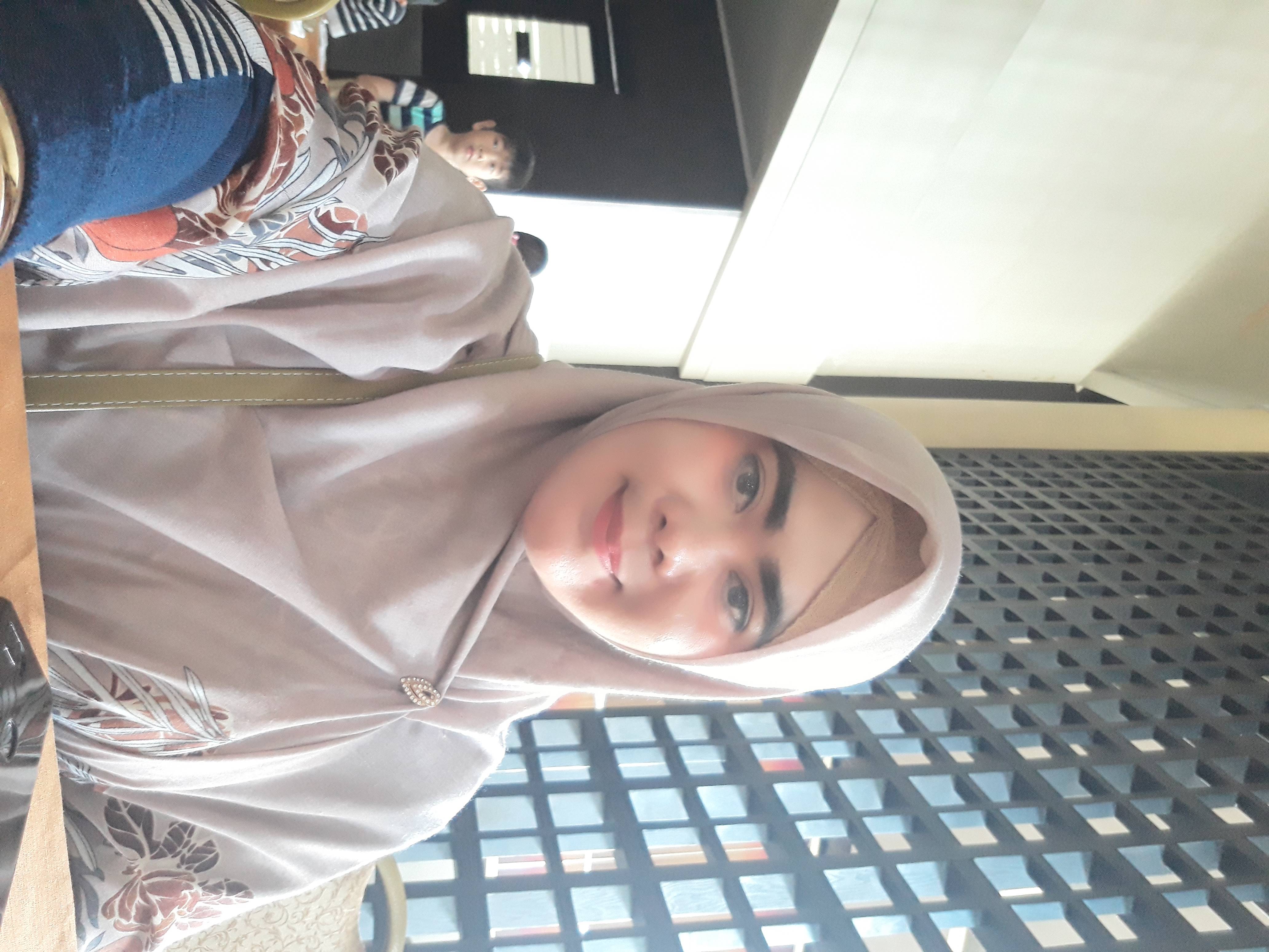 2411104328 Asuhan Persalinan Dan Bayi Baru Lahir
Assalamu’alaikum warahmatullahi wabarakatuh.
Salam sejahtera untuk kita semua.
Perkenalkan, Siti Mudlikah, pada Program Studi Sarjana Kebidanan yang akan mengampu mata kuliah Asuhan Persalinan dan Bayi Baru Lahir pada semester ini. Saya memiliki ketertarikan dalam bidang kebidanan khususnya pada pelayanan kesehatan ibu dan bayi serta peningkatan mutu pelayanan kebidanan.
Pada mata kuliah ini kita akan bersama-sama mempelajari konsep dan praktik asuhan kebidanan pada ibu bersalin dan bayi baru lahir secara komprehensif, mulai dari pemahaman proses fisiologis persalinan, pemantauan kemajuan persalinan, asuhan pada setiap kala persalinan, hingga perawatan dan penilaian awal bayi baru lahir